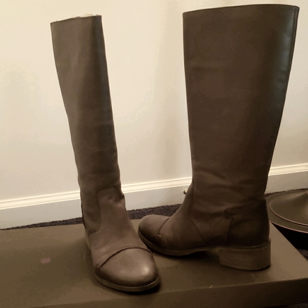 Charles David Italian leather gray boots size 8